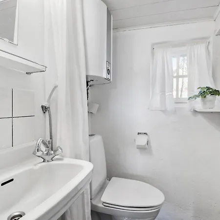 4 Bedroom Gorgeous In Holiday home *